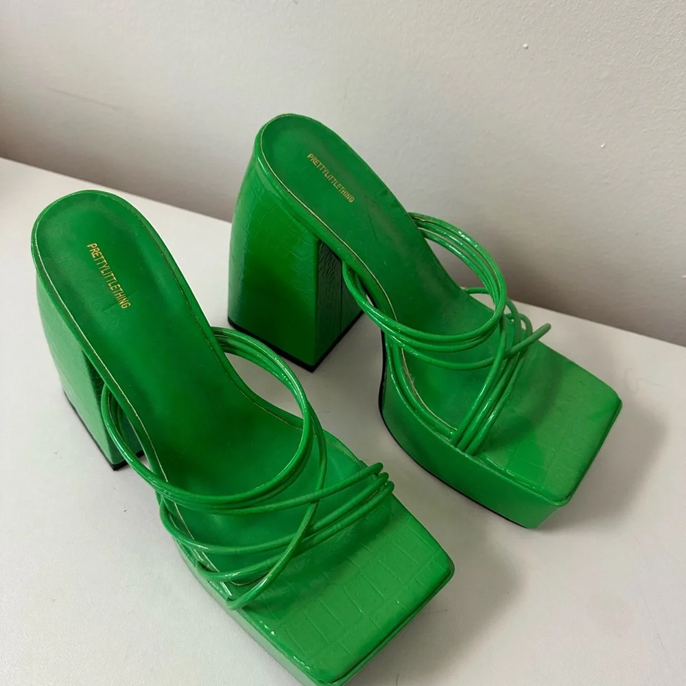 PrettyLittleThing Vibrant Green Block Heels - Picture 1 of 3